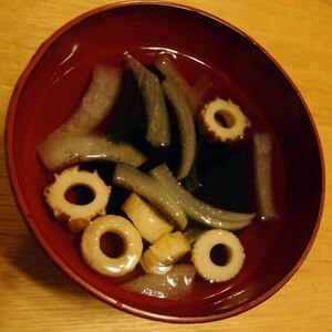 ちくわとワカメのすだち風味のお吸い物